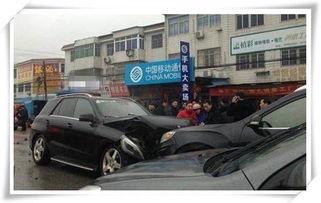 奔驰跟国产车相撞视频,奔驰与国产车相撞事故现场直击