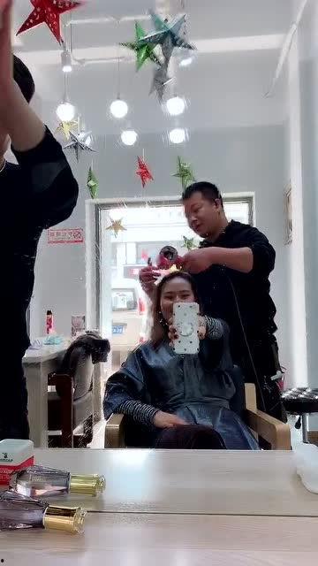 发廊国产小视频,发廊里的青春故事