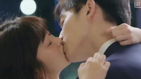 国产大叔吻戏片段视频,激情四溢的浪漫瞬间  第1张