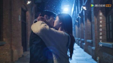 国产大叔吻戏片段视频,激情四溢的浪漫瞬间  第2张